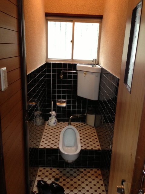 トイレリフォーム ｂｅｆｏｒｅ 壁紙 床材わたしの決め方 インテリア総合商社 シンコール株式会社